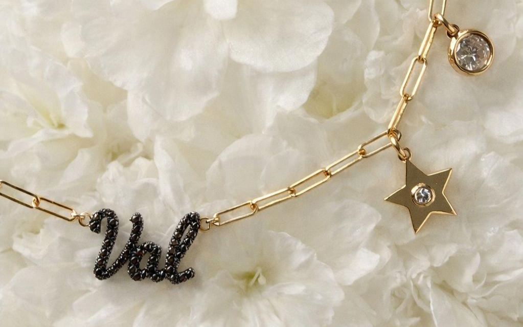 Script name necklace in gold